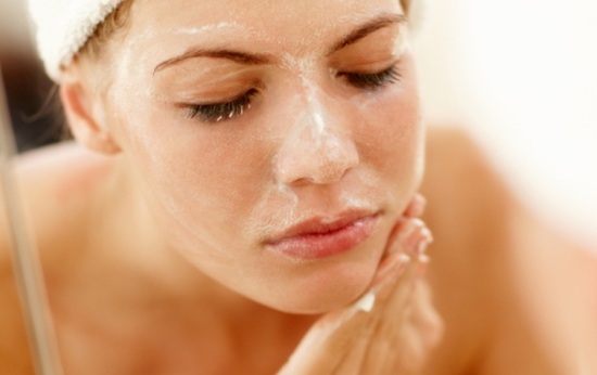 Effective Home Remedies to treat oily skin scrubbing