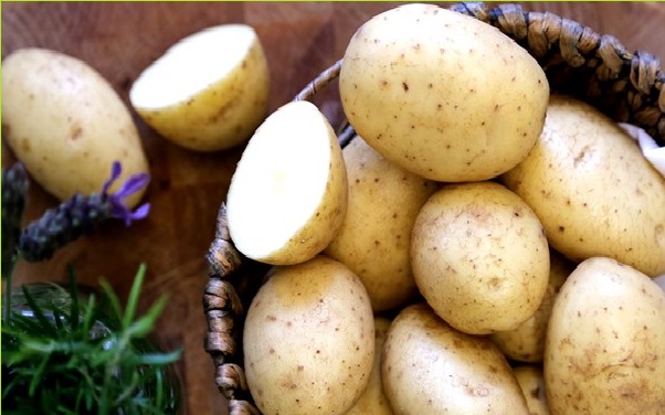 Yoghurt and potato mask for dark spots