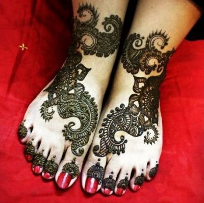 Slanted Feet Mehndi Design for Brides