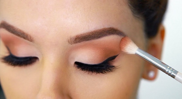 how to apply eyeshadow correctly