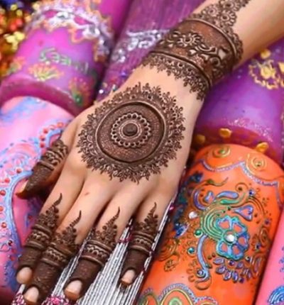 Latest Neat Arabic Mehndi Design For Fingers