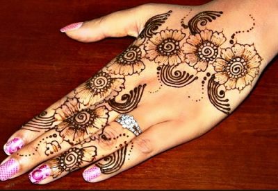 Easy Beginners Flower Mehndi Design