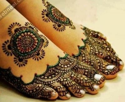 Bridal mehndi for feet with glitter