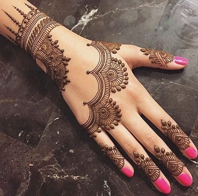 Beautiful Semi Circular Punjabi Mehndi Design