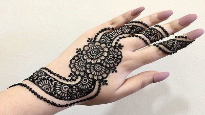 Curves and Leaves Inspired Mehndi Design