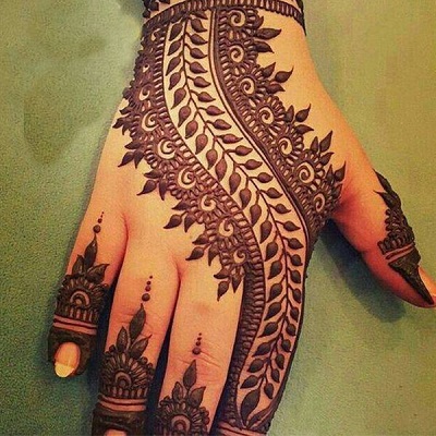 Curvy Floral Eid Mehndi Pattern