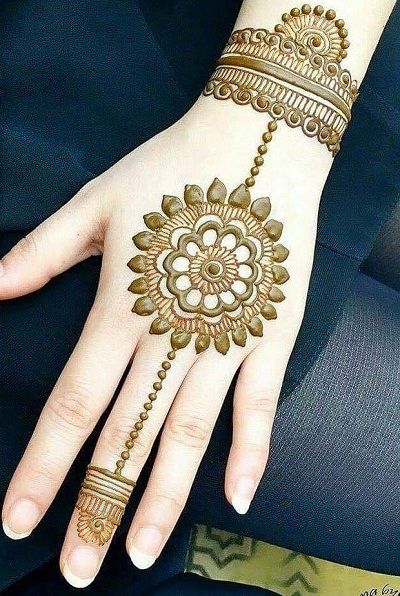 Easy circular party mehndi design