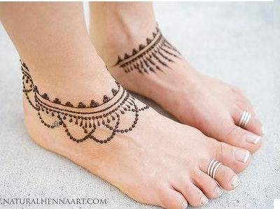 Foot mehndi with simple chained pattern