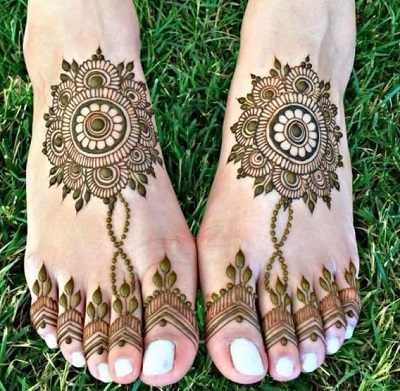 easy circular pattern of mehndi for feet