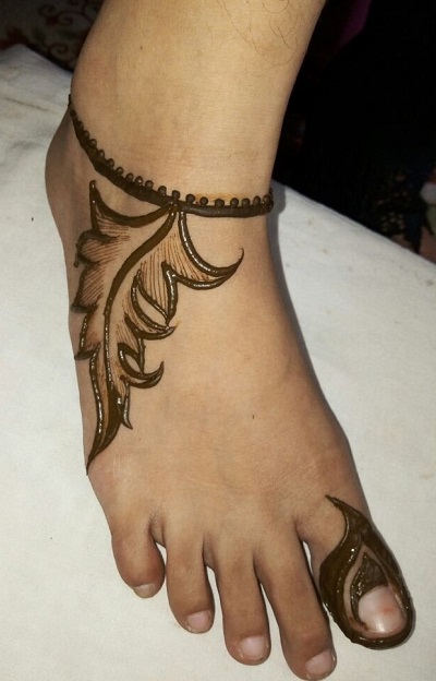 simple Leaf and chain mehndi