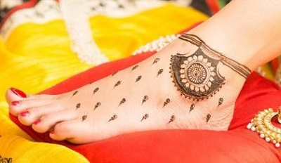 simple anklet design mehndi