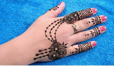 simple brooch style mehndi design