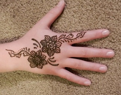 simple mehndi design for baby girl