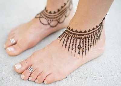 simple mehndi design for children's feet