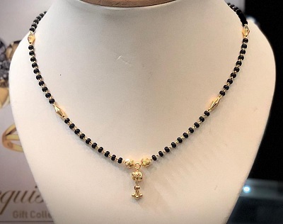 Simple Mangalsutra with short chain pattern