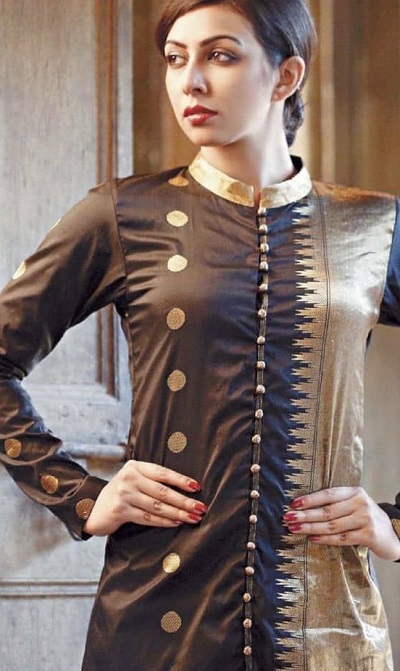 Mandarin collar neckline with buttons