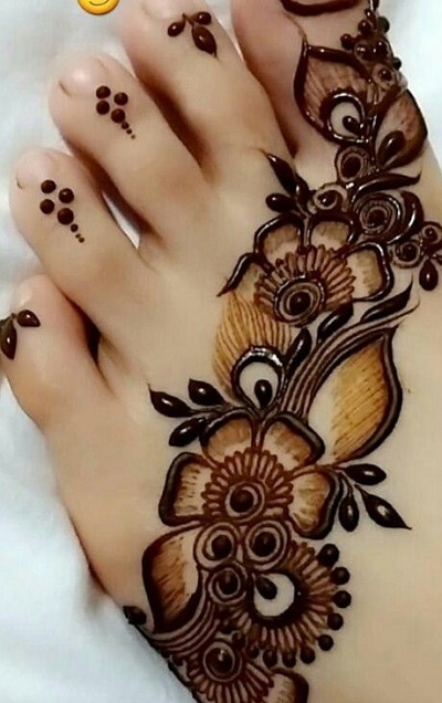 Arabic Foot Mehndi With Diagonal Floral Pattern