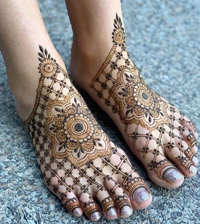 Centre Floral Pattern Foot Mehndi