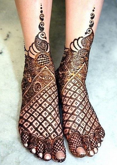 Cross Pattern Foot Mehndi Design