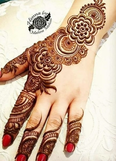 Diagonal Intricate Floral Mehandi Pattern