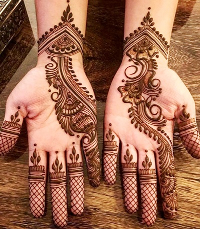 Front Mehndi With Beautiful Curvy Pattern