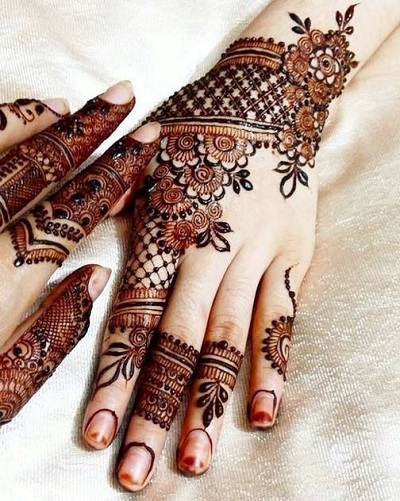 Intricate Mehndi Design For Back Hands