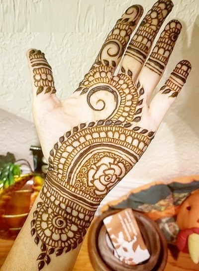 Semicircular And Curvy Floral Mehandi Pattern