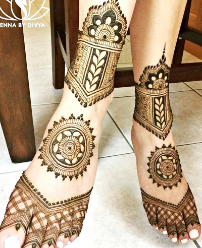 Stylish Matching Foot Mehndi For Brides