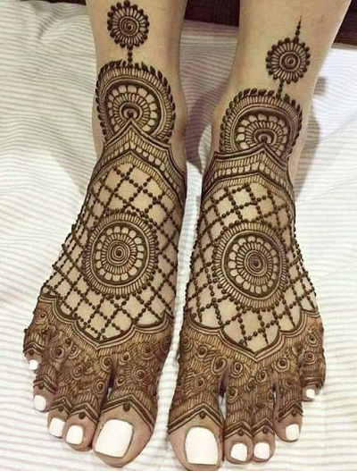 ball chain inspired Ram circular leg mehndi design