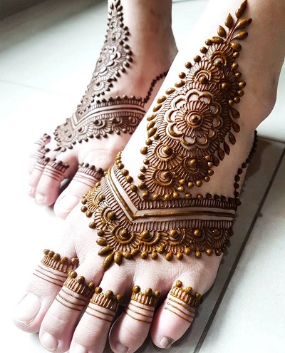 beautiful dotted feet mehndi design