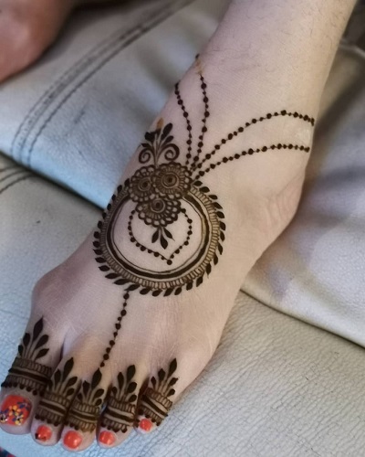 Brooch Style Foot Mehndi Pattern