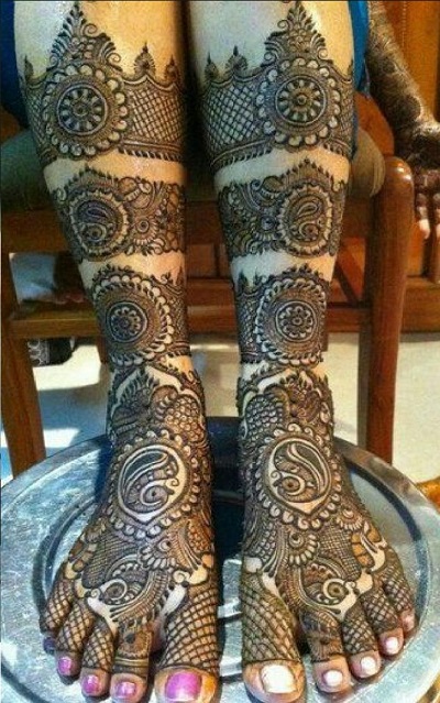 Circular Band Inspired Bridal Leg Mehendi Pattern