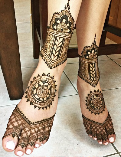 elegant foot mehndi design with round tikki