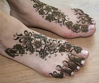 floral diagonal feet mehndi