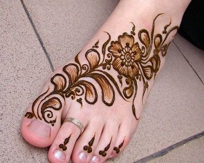 Foot Mehndi Pattern With Simple Design