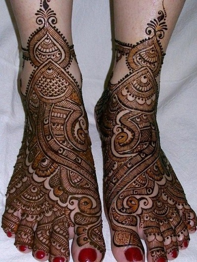 Intricate Parallel Lined Foot Mehndi Design