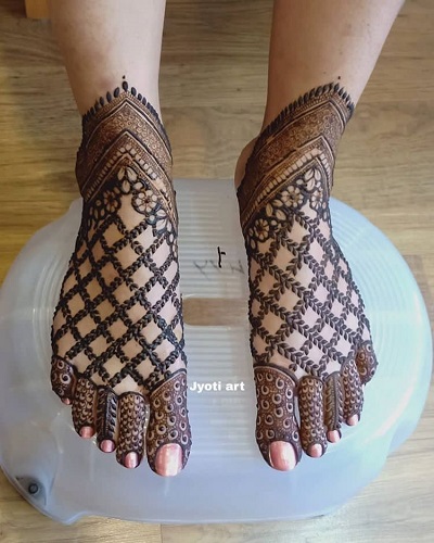 Neat and Stylish Feet Mehndi Design