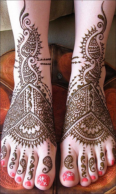 Simple And Beautiful Mehndi For Feet