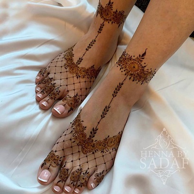 Simple And Elegant Bridal Foot Mehndi Pattern
