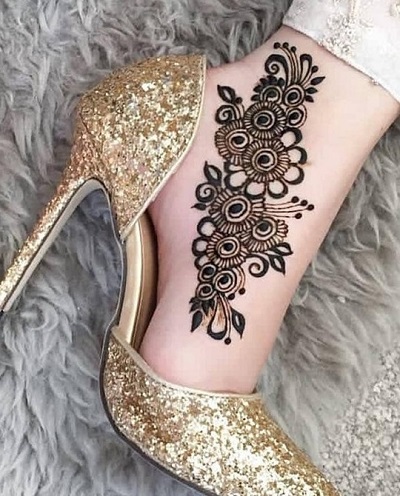 Stylish And Easy Foot Mehndi For Engagement