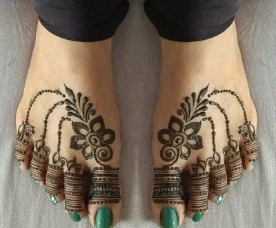 stylish and simple mehndi for brides