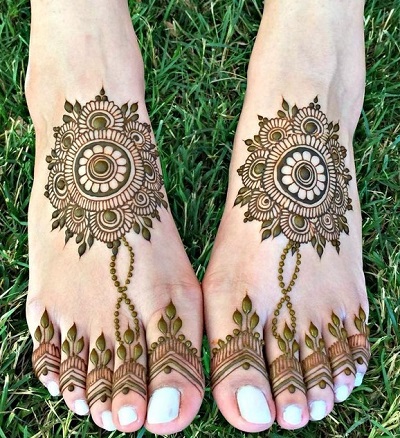 Stylish Circular Leg Mehandi For Brides