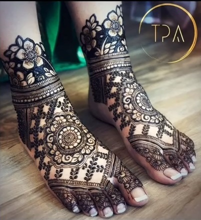 Stylish Circular Pattern Mehndi Design