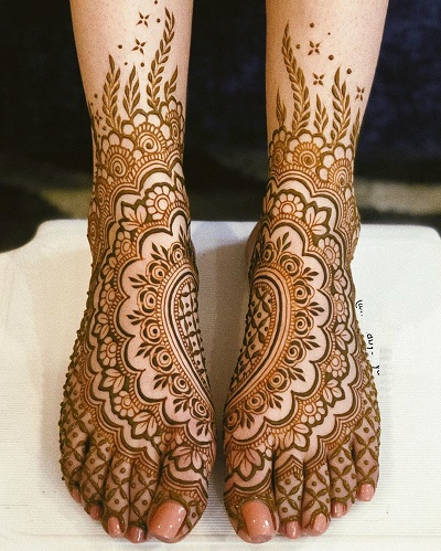 stylish matching foot bridal mehndi design