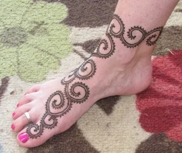 stylish spiral lines single line mehandi pattern