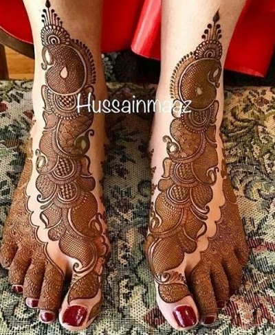 Very Intricate Diagonal Single-Row Mehndi Pattern For Brides