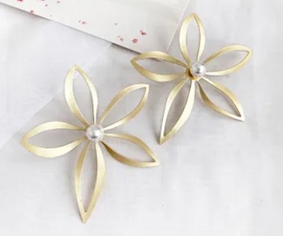 Attractive gold floral leaf shaped earrings for daily use