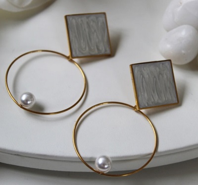 Circular stud earrings with pearl