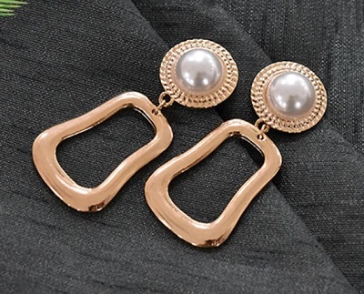 Geometric shape pearl and gold metal earrings