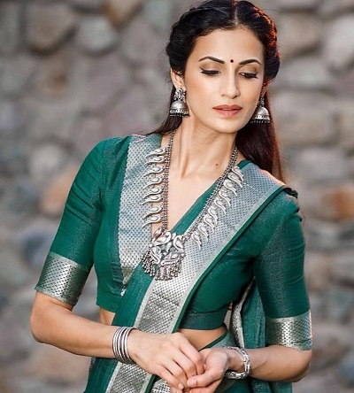 50 Latest V Neck Saree Blouse Designs (2021)